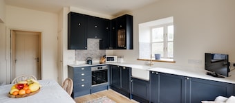 Charming Coach House Retreat Near Sherborne Abbey