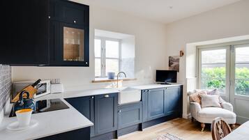 House, 2 Bedrooms | Private kitchen