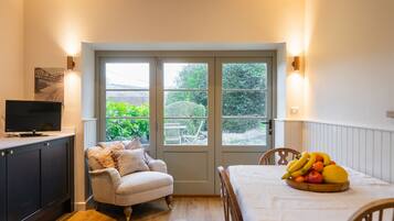 House, 2 Bedrooms | Dining room