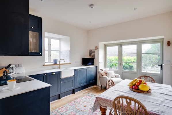 Private kitchen - Charming Coach House Retreat Near Sherborne Abbey (Sherborne)