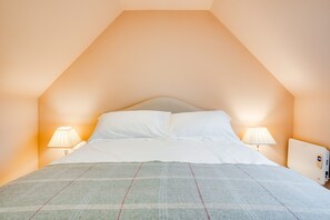 House, 2 Bedrooms - Charming Coach House Retreat Near Sherborne Abbey (Sherborne)