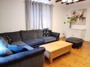 House, 4 Bedrooms | Living room