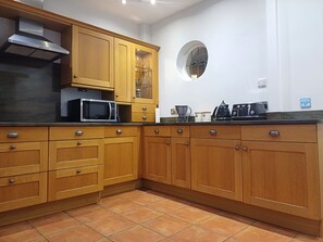 House, 4 Bedrooms | Private kitchen