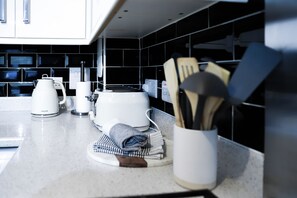 House, 3 Bedrooms | Private kitchen