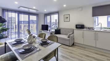 Apartment, 2 Bedrooms | Dining room