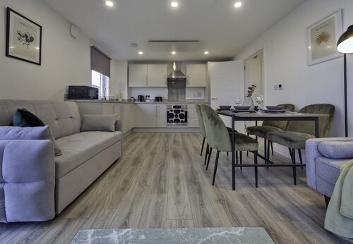 Stylish & Modern Flat 2 Min Walk To Ashford Outlet