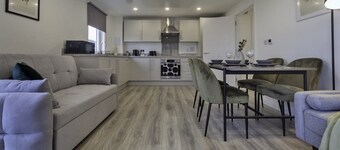 Stylish & Modern Flat 2 Min Walk To Ashford Outlet