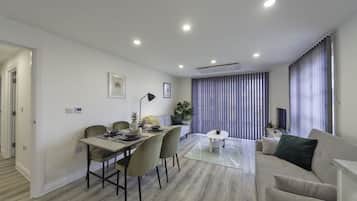 Apartment, 2 Bedrooms | Dining room