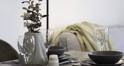 Stylish & Modern Flat 2 Min Walk To Ashford Outlet