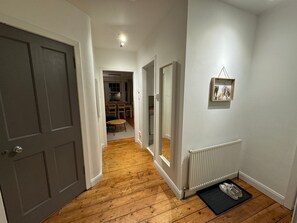 Interior - Stirling Haven: Charming 3B Apt In City Centre (Stirling)