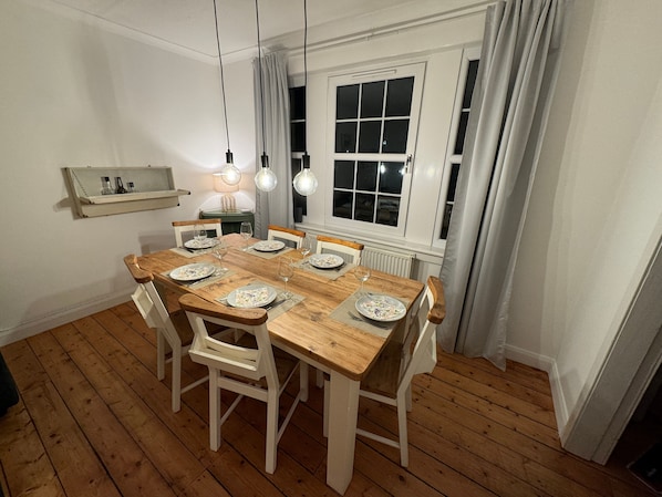 Apartment, 3 Bedrooms | Dining room