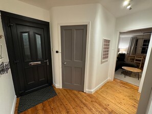 Interior - Stirling Haven: Charming 3B Apt In City Centre (Stirling)