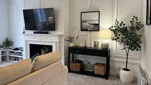 Apartment, 2 Bedrooms | Living room - Spacious 2B Flat In Clement House (Tring)