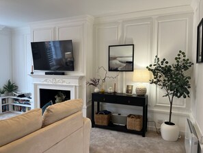 Apartment, 2 Bedrooms | Living room