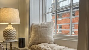 Interior - Spacious 2B Flat In Clement House (Tring)