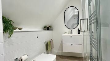 Apartment, 2 Bedrooms | Bathroom | Toilet paper