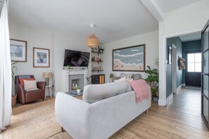House, 3 Bedrooms | Living room - Modern 3B Home With Garden In Eltham, London (London)