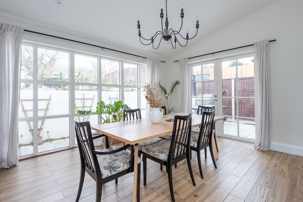 Dining room - Modern 3B Home With Garden In Eltham, London (London)