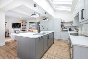Private kitchen - Modern 3B Home With Garden In Eltham, London (London)