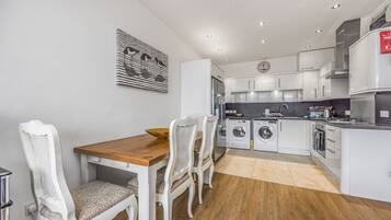 Apartment, 2 Bedrooms | Dining room