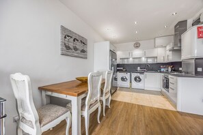 Apartment, 2 Bedrooms | Dining room