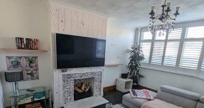 Spacious 3B Home With Garden In Central Ipswich