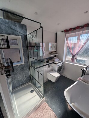 House, 3 Bedrooms | Bathroom