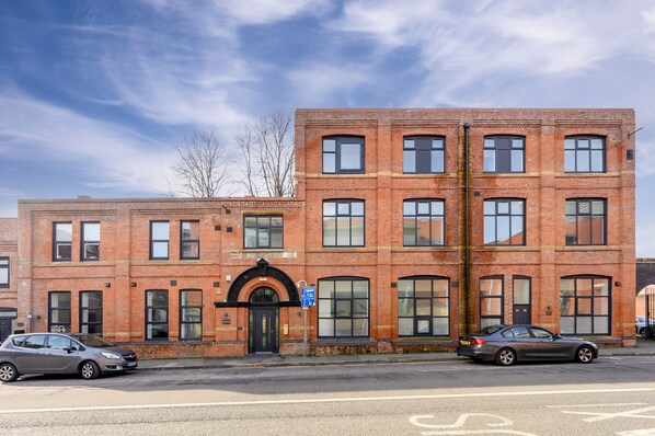 Exterior - Modern 2Bd City Apartment (Warrington)