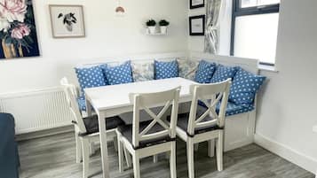 Apartment, 3 Bedrooms | Dining room