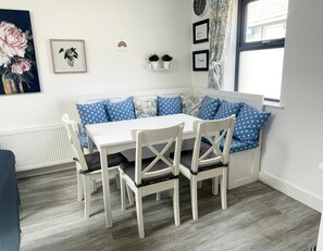 Apartment, 3 Bedrooms | Dining room