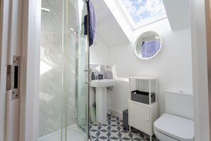 Apartment, 3 Bedrooms | Bathroom