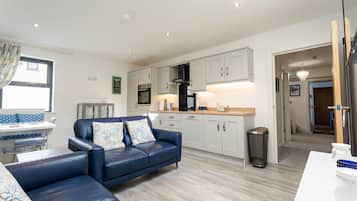 Apartment, 3 Bedrooms | Private kitchen