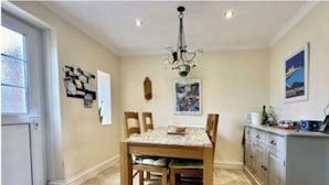 House, 2 Bedrooms | Dining room