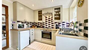 House, 2 Bedrooms | Private kitchen