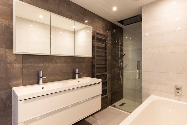 Ev, 4 Yatak Odası | Banyo