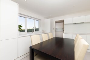 ハウス 4 ベッドルーム | ダイニングルーム