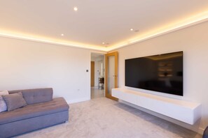 House, 4 Bedrooms - Spacious 4Bd Smart Home In Idyllic Rural Setting (Swindon)