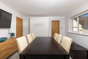 House, 4 Bedrooms | Dining room - Spacious 4Bd Smart Home In Idyllic Rural Setting (Swindon)