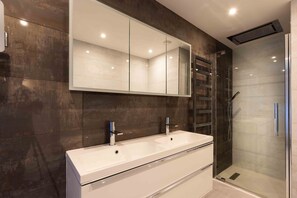 House, 4 Bedrooms | Bathroom