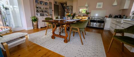 House, 4 Bedrooms | Private kitchen