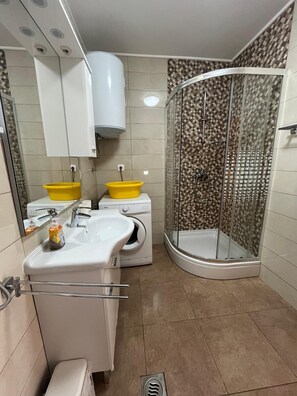 Shower, hair dryer, towels, soap - The perfect combination of peace and quiet and proximity to the sea for relaxing on the Adriatic. (Sveti Juraj)
