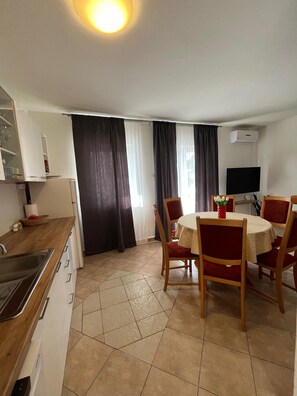 Dining - The perfect combination of peace and quiet and proximity to the sea for relaxing on the Adriatic. (Sveti Juraj)