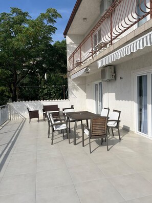 Outdoor dining - The perfect combination of peace and quiet and proximity to the sea for relaxing on the Adriatic. (Sveti Juraj)