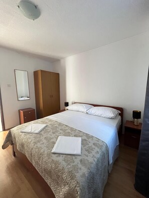 3 bedrooms, iron/ironing board, WiFi, bed sheets - The perfect combination of peace and quiet and proximity to the sea for relaxing on the Adriatic. (Sveti Juraj)