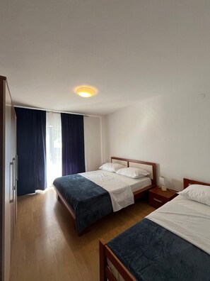 Tabla de planchar con plancha, wifi y ropa de cama 
