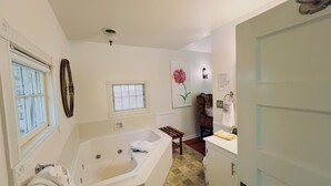 Ein Badezimmer mit einer Badewanne, einem Fenster, einem Spiegel, einem Handtuchhalter und einem Schild, das darum bittet, die Toilette sauber zu halten.