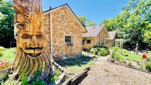 Ein Gebäude aus Stein mit einer steinernen Fassade und einer kleinen Veranda.