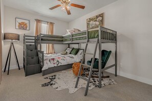 3 bedrooms, iron/ironing board, Internet, bed sheets - The Green House- Entire townhouse in College Station, Texas! (College Station)