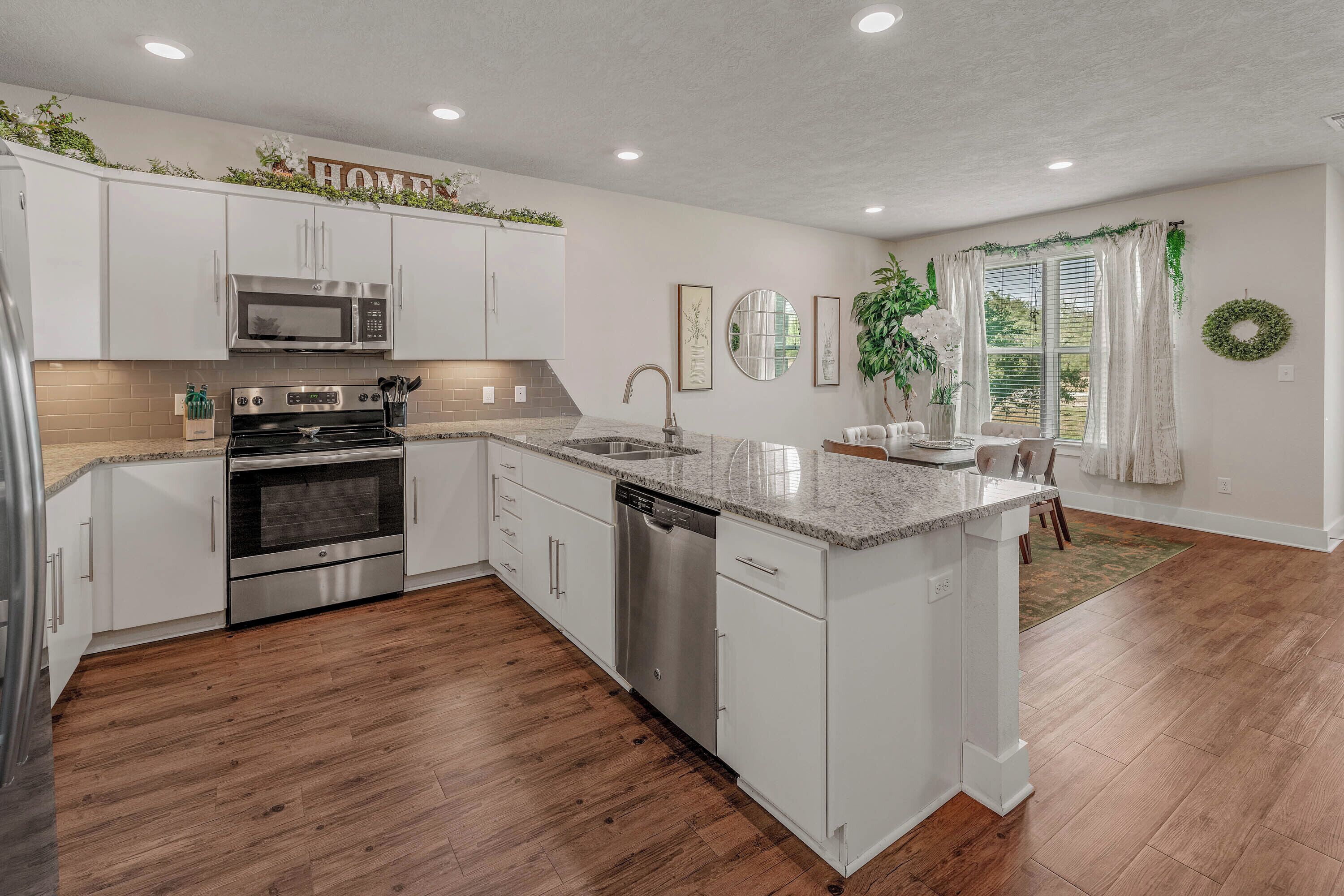 Mikrobølgeovn, ovn, kokeplater og oppvaskmaskin