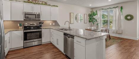 Mikrobølgeovn, ovn, kokeplater og oppvaskmaskin